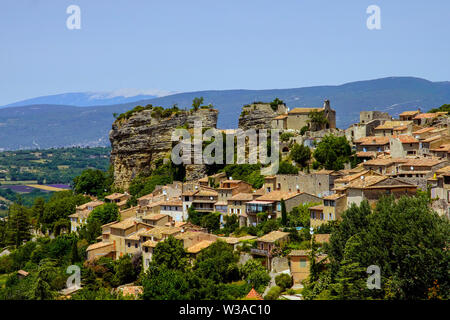 Vue sur le village Saignon lockated sur le rocher dans les montagnes du Lubéron, Vaucluse, Provence, France. Banque D'Images