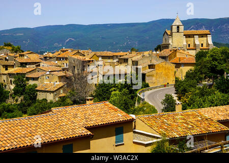 Vue sur le village Saignon lockated sur le rocher dans les montagnes du Lubéron, Vaucluse, Provence, France. Banque D'Images