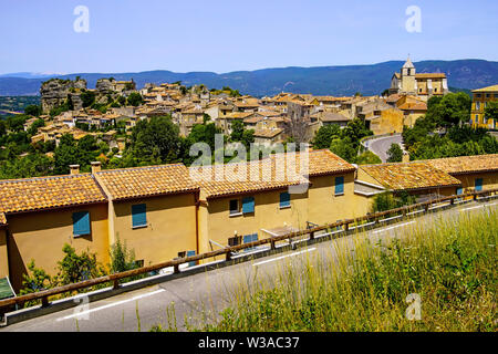 Vue sur le village Saignon lockated sur le rocher dans les montagnes du Lubéron, Vaucluse, Provence, France. Banque D'Images