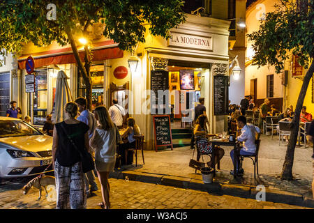 Séville, Espagne - 3 septembre 2015 : personnes dînant dans un restaurant de la vieille ville. La région est un lieu de soirée populaires. Banque D'Images