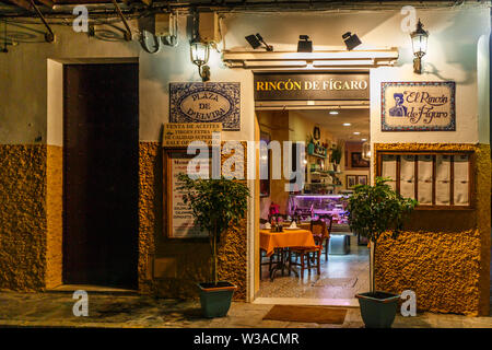 Séville, Espagne - 3 septembre 2015 : Bar restaurant de la vieille ville. La région est un lieu de soirée populaires. Banque D'Images