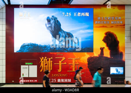 Hong Kong, Hong Kong - 10 juil 2019 : Lion King big movie poster et grand écran de télévision montrant bande-annonce de film dans le métro public walkway. Promotion du cinéma Banque D'Images