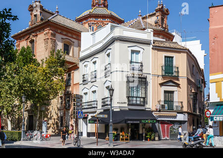 Séville, Espagne - 3 septembre 2015 : scène de rue typique de la vieille ville. Séville est la capitale de l'Andalousie. Banque D'Images