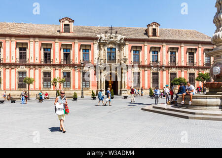 Séville, Espagne - 3 septembre 2015 : autour de la Plaza Virgen de los Reyes. C'est l'une des principales places de la vieille ville. Banque D'Images