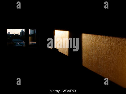 La lumière du soleil tombant sur un mur intérieur d'une fenêtre Banque D'Images