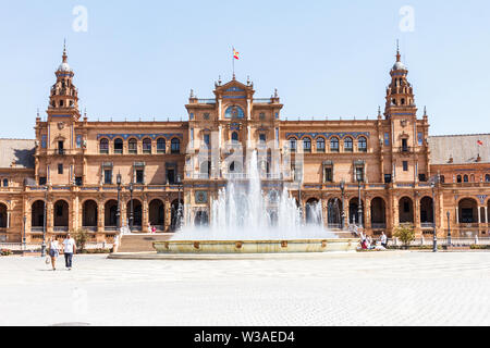 Séville, Espagne - 3 septembre 2015 : Fontaine de la Plaza de Espana. La Plaza se trouve dans le Parque de María Luisa Banque D'Images