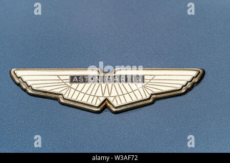 Aston Martin insigne logo sur un bleu métallique Aston Martin voiture classique Banque D'Images