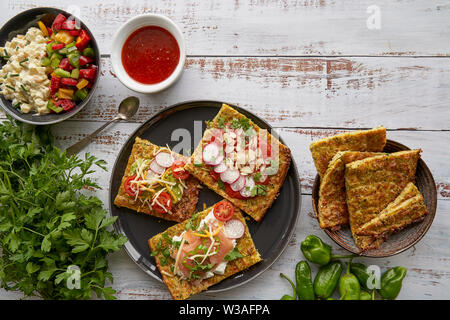 Crêpes aux courgettes et parmesan. Saumon fumé, fromage à la crème, les tomates cerises et les joints toriques de poivrons. L'avocat, fromage, salade de pommes de terre à rayures Banque D'Images