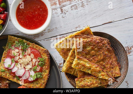 Crêpes aux courgettes et parmesan. Saumon fumé, fromage à la crème, les tomates cerises et les joints toriques de poivrons. L'avocat, fromage, salade de pommes de terre à rayures Banque D'Images