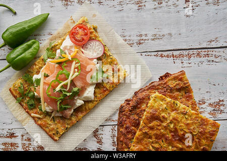 Crêpes aux courgettes et parmesan. Saumon fumé, fromage à la crème, les tomates cerises et les joints toriques de poivrons. L'avocat, fromage, salade de pommes de terre à rayures Banque D'Images