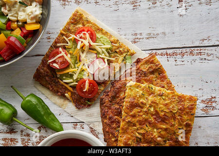 Crêpes aux courgettes et parmesan. Saumon fumé, fromage à la crème, les tomates cerises et les joints toriques de poivrons. L'avocat, fromage, salade de pommes de terre à rayures Banque D'Images