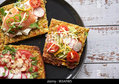 Crêpes aux courgettes et parmesan. Saumon fumé, fromage à la crème, les tomates cerises et les joints toriques de poivrons. L'avocat, fromage, salade de pommes de terre à rayures Banque D'Images