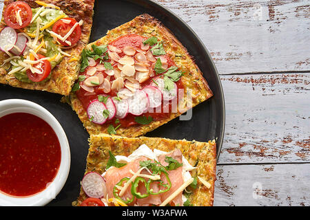 Crêpes aux courgettes et parmesan. Saumon fumé, fromage à la crème, les tomates cerises et les joints toriques de poivrons. L'avocat, fromage, salade de pommes de terre à rayures Banque D'Images