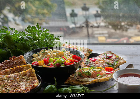 Crêpes aux courgettes et parmesan. Saumon fumé, fromage à la crème, les tomates cerises et les joints toriques de poivrons. L'avocat, fromage, salade de pommes de terre à rayures Banque D'Images