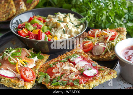 Crêpes aux courgettes et parmesan. Saumon fumé, fromage à la crème, les tomates cerises et les joints toriques de poivrons. L'avocat, fromage, salade de pommes de terre à rayures Banque D'Images