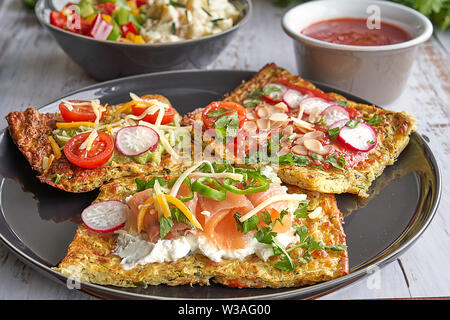 Crêpes aux courgettes et parmesan. Saumon fumé, fromage à la crème, les tomates cerises et les joints toriques de poivrons. L'avocat, fromage, salade de pommes de terre à rayures Banque D'Images