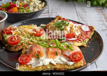 Crêpes aux courgettes et parmesan. Saumon fumé, fromage à la crème, les tomates cerises et les joints toriques de poivrons. L'avocat, fromage, salade de pommes de terre à rayures Banque D'Images