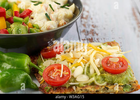 Crêpes aux courgettes et parmesan. Saumon fumé, fromage à la crème, les tomates cerises et les joints toriques de poivrons. L'avocat, fromage, salade de pommes de terre à rayures Banque D'Images