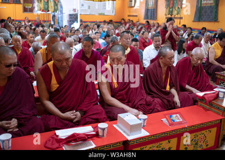 Les moines bouddhistes népalais partager livres de prière à un service au temple Kyidug Sherpa dans Elmhurst, Queens, New York. Banque D'Images
