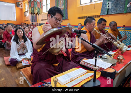Les moines bouddhistes népalais jouer des instruments traditionnels au cours d'un service de prière. Sherpa au temple en Kyidug Elmhurst, Queens, New York. Banque D'Images