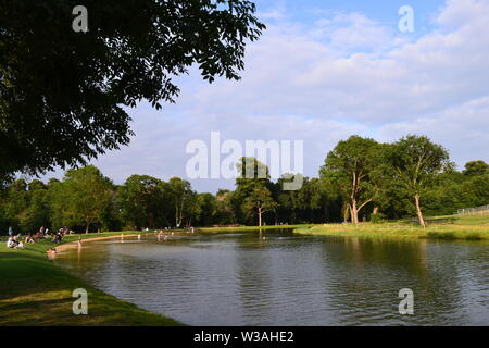 La réouverture du parc Lieu Beckenham avec nouveau 283m lac et de la plage, anciens bois, prairies et manoir avec un bar, un café et des salles communautaires Banque D'Images