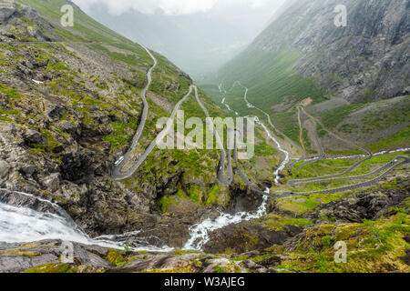 Chemin de trolles, la route à travers la montagne, Trollstigen, Municipalité de Rauma, More og Romsdal, comté, Norvège Banque D'Images