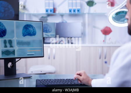 Photo d'un cerveau x-ray examiné par un jeune médecin. Salle de contrôle dans un laboratoire hospitalier. Banque D'Images