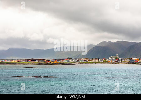 Village Panorama Andenes avec plusieurs maisons et montagnes en arrière-plan, îles Lofoten, Andoy, Municipalité, district de Vesteralen pays Nordland Banque D'Images