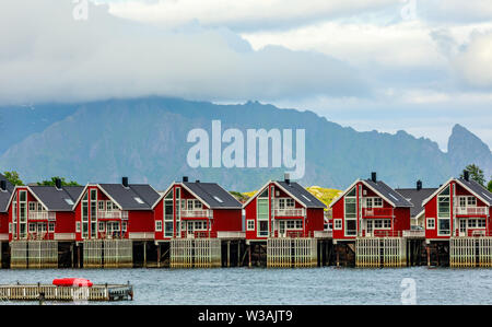 Maisons de la pêche norvégienne rouge rorbu au quai à Svolvær, Lototen îles, Austvagoya Vagan, municipalité, comté de Nordland, Norvège Banque D'Images