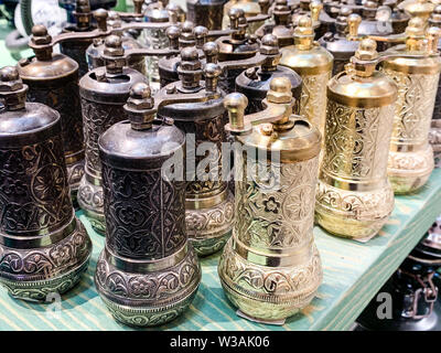 Or métallique et de fines herbes et épices broyeurs dans un style traditionnel turc et arabe pour ustensiles de cuisine. Banque D'Images