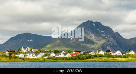 Maisons et chalets norvégiens au lac de montagne avec en arrière-plan, Leknes, Vestvagoy, Municipalité du comté de Nordland, Norvège Banque D'Images