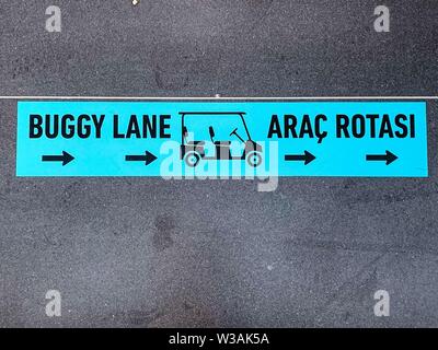 Buggy Lane avec un symbole sur le sol en anglais et turc. Chemin des buggies, uniquement pour le transport de personnes en tant que service gratuit d'un bon aéroport. Banque D'Images