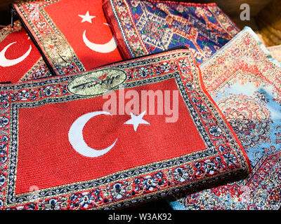 Turkiye est Turc pour le pays de la Turquie. Un tapis typique avec souvenirs le drapeau turc à prendre à la maison de vacances. Banque D'Images