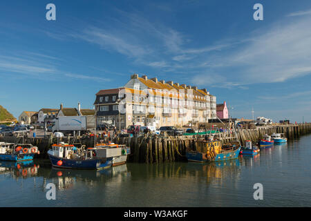 Les bateaux de pêche dans la région de West Bay. Dorset England UK GO Banque D'Images