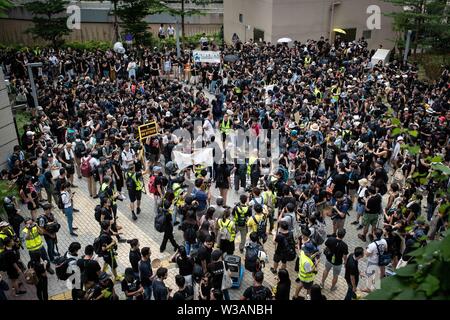 Hong Kong, Chine. 14 juillet, 2019. Les groupes de médias et journaliste les membres du syndicat se sont réunis lors d'une marche réclamant pour la liberté de la presse.Les groupes de médias et de syndicats de journalistes a organisé un "Arrêter la violence policière, défendre la liberté de la presse" marche silencieuse pour exprimer la police exige que facilite le travail des médias et le respect de la liberté de la presse. La manifestation ont été appelés après avoir subi des agressions et des professionnels des médias ont été insultés par les agents de police alors qu'ils couvraient les manifestations contre la loi sur l'extradition vers la Chine. Credit : SOPA/Alamy Images Limited Live News Banque D'Images