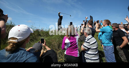 La foule prendre des photos de Tiger Woods sur le 9ème tee au cours de l'aperçu le premier jour de l'Open Championship 2019 au Club de golf Royal Portrush. Banque D'Images