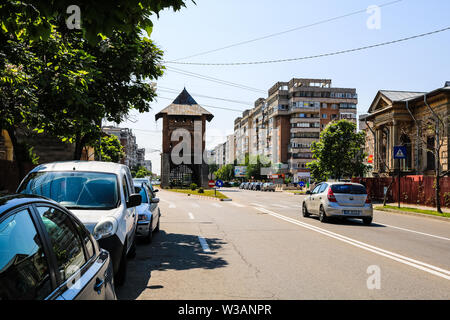 Targoviste, Roumanie - 2019. La porte de Bucarest dans le centre-ville d'Targosviste ville. Banque D'Images