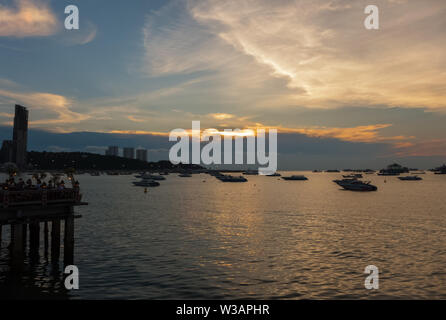 Vue de la côte de Pattaya en soirée Banque D'Images