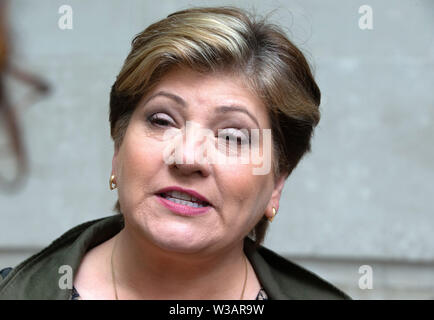 Londres, Royaume-Uni. 14 juillet, 2019. Le Secrétaire aux affaires étrangères de l'ombre, Emily Thornberry, quitte la BBC Studios après être apparu sur "La télévision Andrew Marr Show'. Credit : Tommy Londres/Alamy Live News Banque D'Images