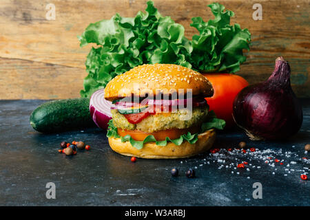 Vegetarian burger (burger fait maison) avec escalope de pois chiches et de légumes frais. Veg concept. Copier l'espace. Banque D'Images