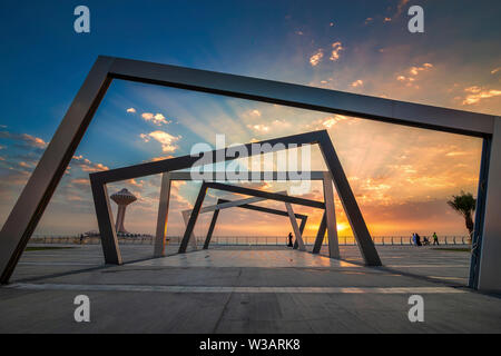 Belle vue sur le lever du soleil à Dammam Al Khobar Corniche de l'Arabie Saoudite. Banque D'Images