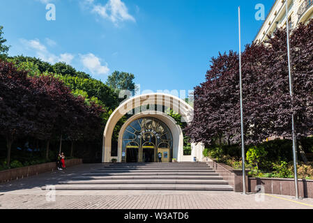 Kiev, Ukraine - le 13 juillet 2019 : l'entrée du Funiculaire à Kiev, Ukraine. Le funiculaire transporte les passagers de la région de la rivière Dnipro au top o Banque D'Images