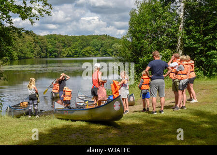 Vestbirk, Danemark - 18 juin 2019 : la préparation des canots pour une excursion dans le lac de Vestbirk sur le Danemark Banque D'Images