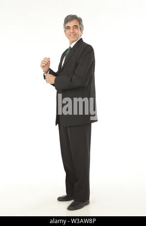 Businessman adjusting manchette sur son costume Banque D'Images