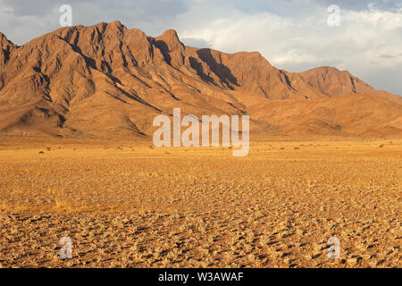 Paysage de montagnes escarpées avec ciel nuageux, désert du Namib, Namibie Banque D'Images