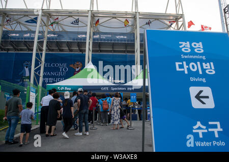 Gwangju, Corée du Sud. 14 juillet, 2019. Championnat du monde de natation : Les spectateurs sont en attente d'admission à l'avant du stade de water-polo. Crédit : Bernd Thissen/dpa/Alamy Live News Banque D'Images