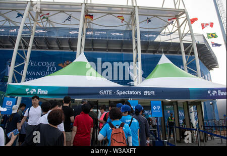 Gwangju, Corée du Sud. 14 juillet, 2019. Championnat du monde de natation : Les spectateurs sont en attente d'admission à l'avant du stade de water-polo. Crédit : Bernd Thissen/dpa/Alamy Live News Banque D'Images