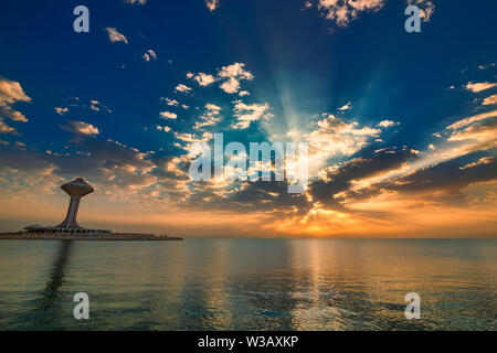 Belle vue sur le lever du soleil à Dammam Al Khobar Corniche de l'Arabie Saoudite. Banque D'Images