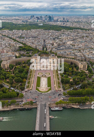 Vue aérienne du Palais de Chaillot dans le Trocadéro en format portrait. Bois de Boulogne et du quartier des affaires de la Défense sont dans la... Banque D'Images