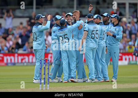 Londres, Royaume-Uni. 14 juillet, 2019. ICC Cricket World Cup Final, l'Angleterre contre la Nouvelle-Zélande, l'Angleterre célébrer comme Kane Williamson est donné fait par Liam Plunkett capturés par Jos Buttler pour 30 Crédit : exécute Plus Sport Action Images/Alamy Live News Banque D'Images